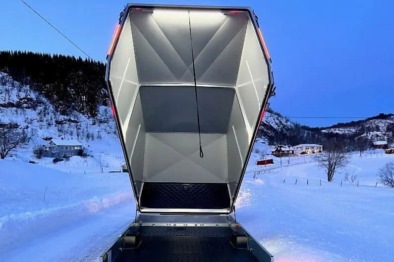 4P-Touring-380-snoscootertilhenger-Bilde-A-kapell-apent