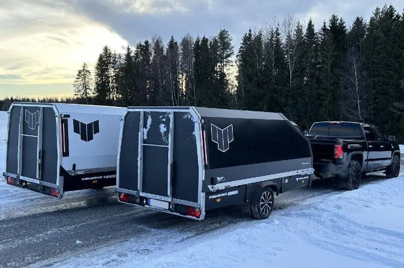 4P-Touring-snoscooter-tilhenger-i-hvit-eller-svart